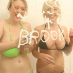 Brook et Jessica pour une douche lesbienne