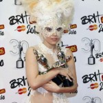 Lady Gaga nous montre son vagin aux Brit Awards 2010