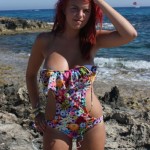 Laura topless et gros seins à la plage