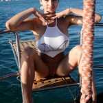 Sofi nue sur un voilier